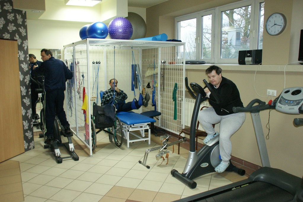 Mieszkańcy ćwiczący w sali rehabilitacyjnej.