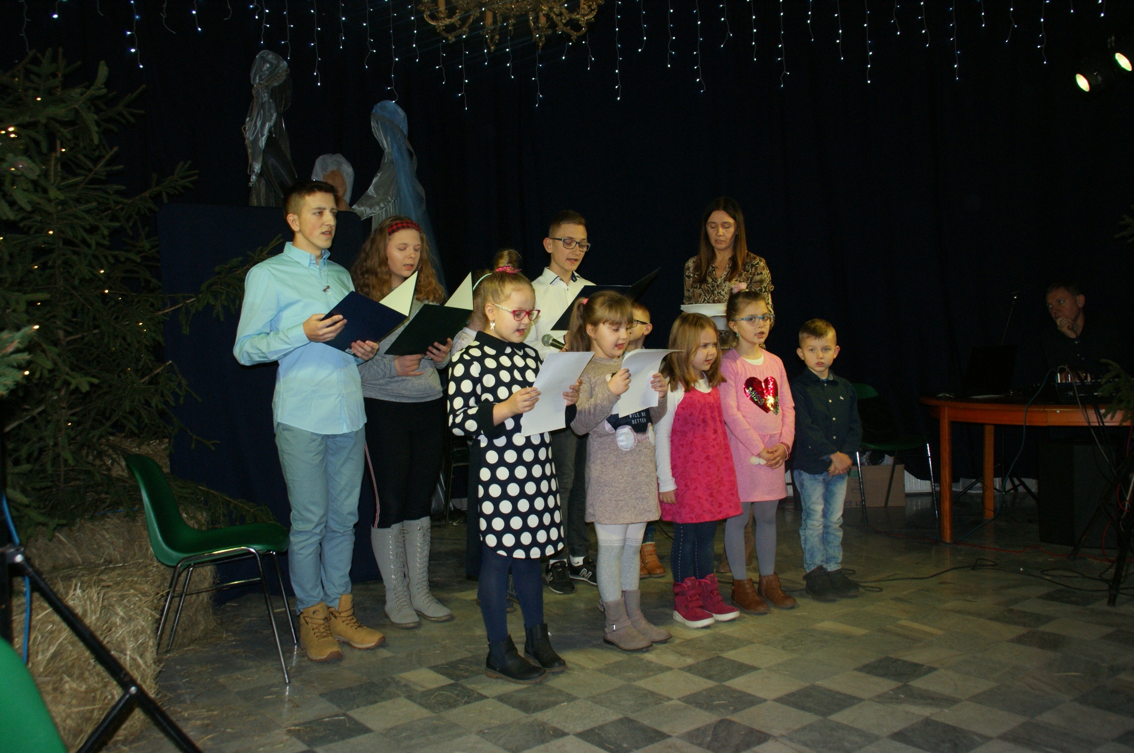 Występ dzieci i młodzieży ze świetlicy środowiskowej w Psarach