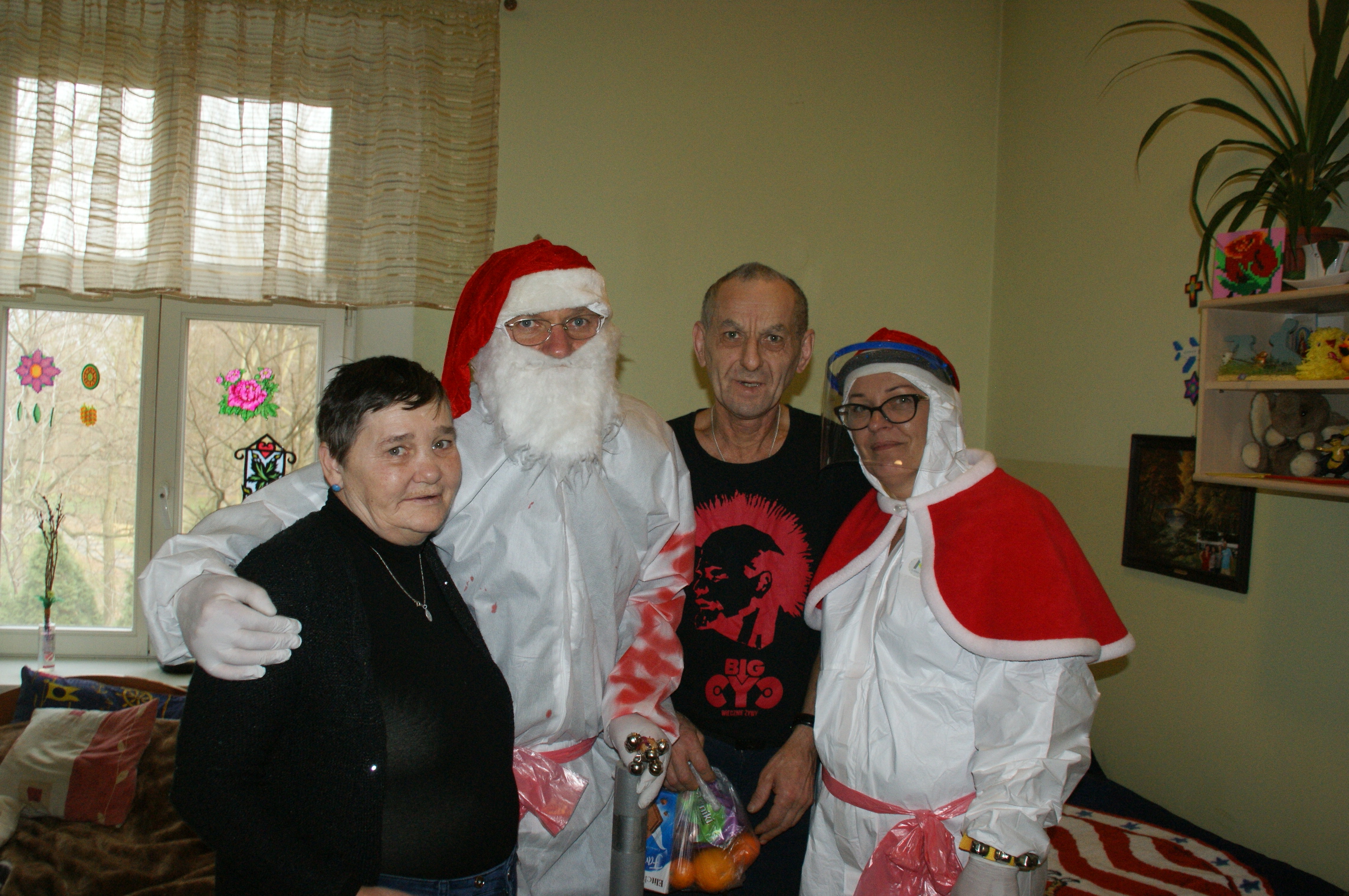 Święty Mikołaj i Śnieżynka wraz z podarkami dla mieszkańców Domu Pomocy Społecznej w Psarach.